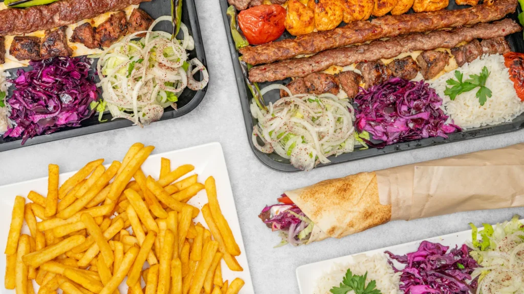 Kulgrill-fad med kebab, spyd, pommes frites og durum fra Kødland Herning