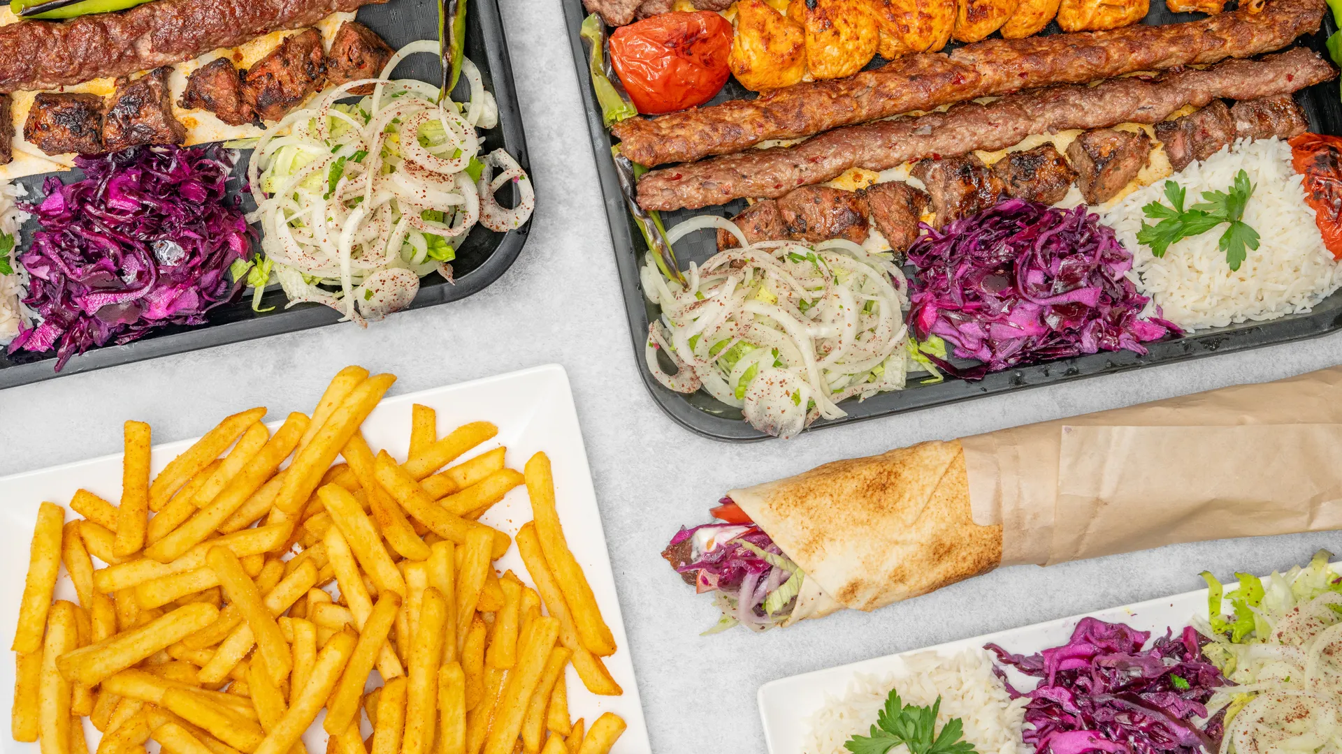 Kulgrill-fad med kebab, spyd, pommes frites og durum fra Kødland Herning