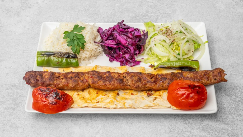 Adana kebab med ris, salat og tilbehør fra Kødland kulgrill