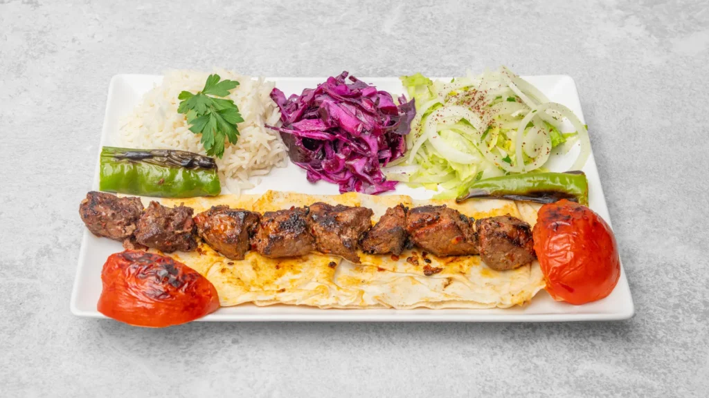 Kalvespyd med ris og tilbehør fra Kødland kulgrill