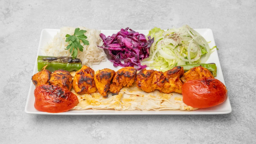 Kyllingespyd med ris og tilbehør fra Kødland kulgrill