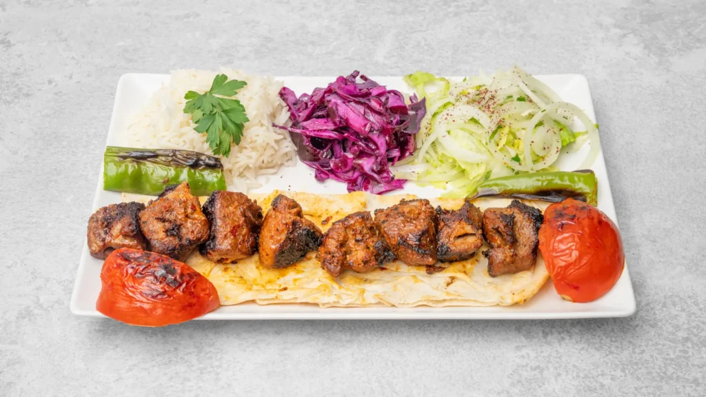 Lammespyd med ris og tilbehør fra Kødland kulgrill i Herning