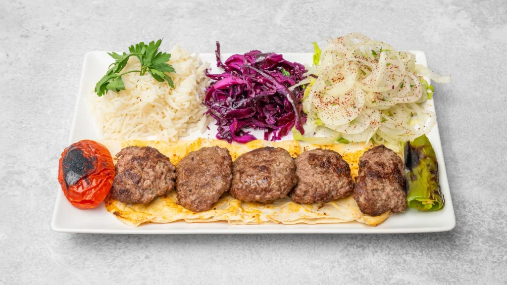 Tyrkisk køfte med ris og tilbehør fra Kødland kulgrill