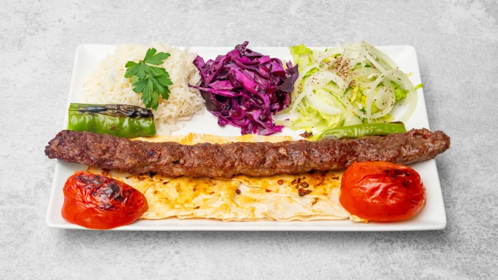 Urfa kebab med ris og tilbehør fra Kødland kulgrill