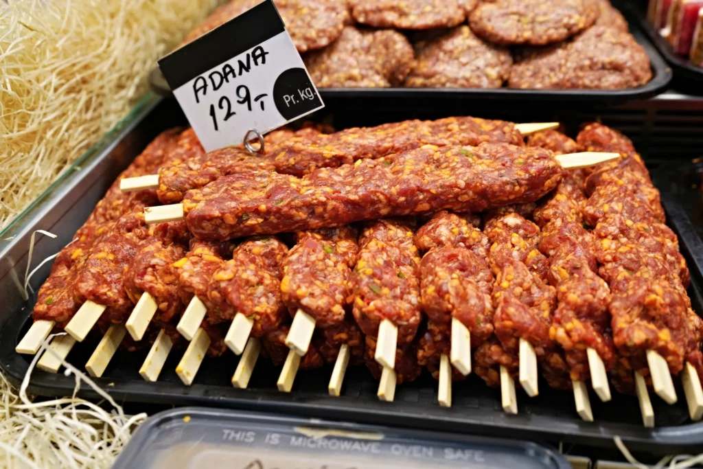 Adana spyd klar til grillen hos slagteren i Herning